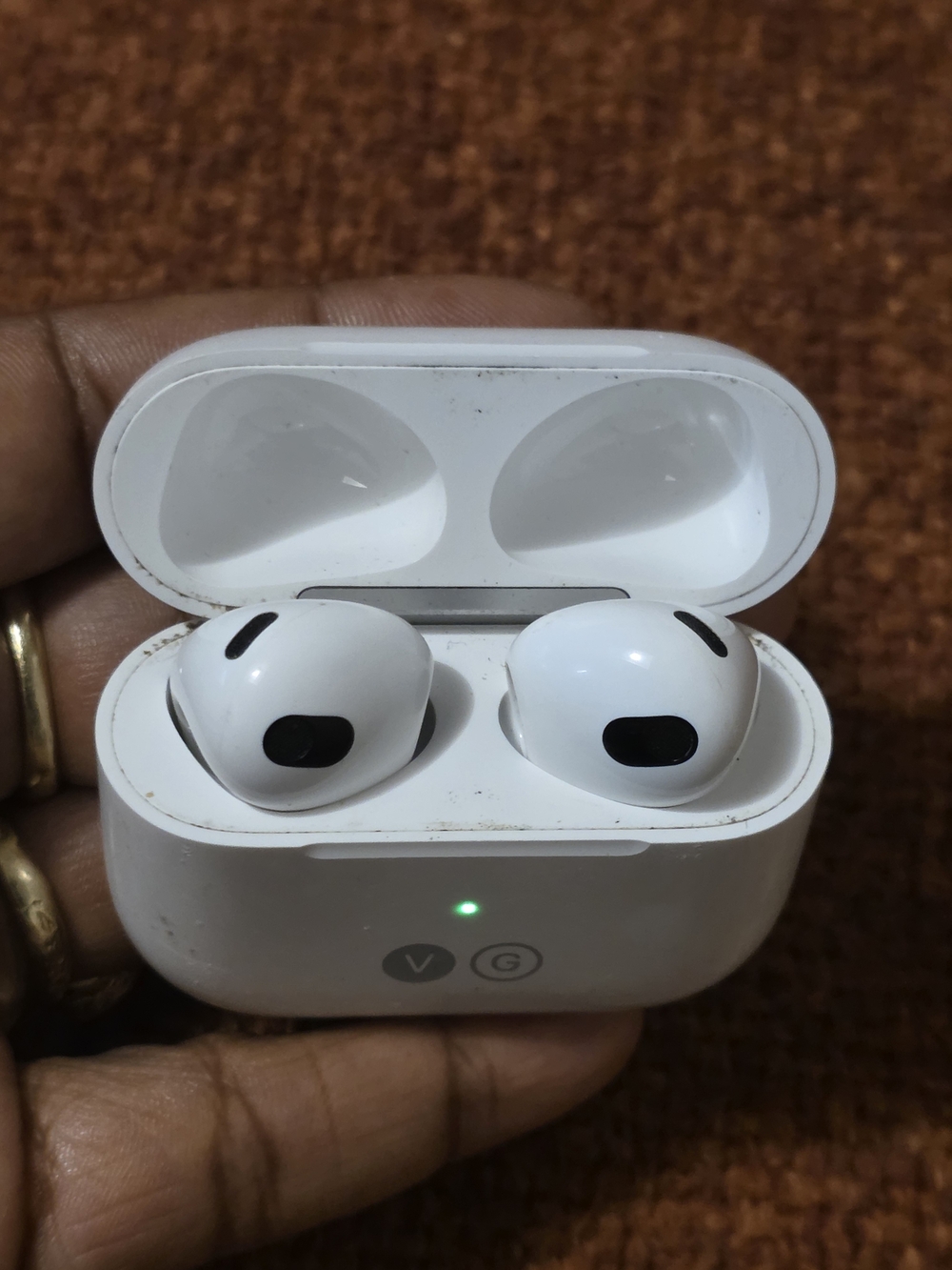White True Wireless Earbuds with Charging Case - VG Series